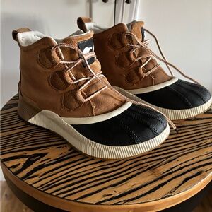 Sorel Tan and Black Womens Boots